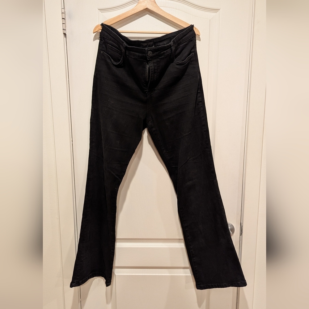 Kut from the Kloth Black Bootcut Jeans. Size 16